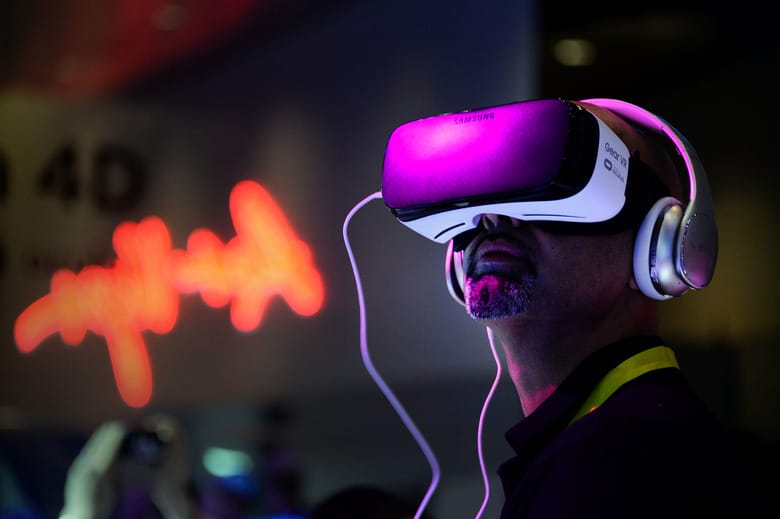 epa05090483 A show attendee tries a pair of Samsung Gear VR virtual reality goggles during day one of the Consumer Electronics Show (CES) at the Las Vegas Convention Center in Las Vegas, Nevada, USA, 06 January 2016. CES, the world's largest annual consumer technology trade show features thousands of exhibitors showing off their latest products and services to hundreds of thousands of attendees. EPA/PAUL BUCK PBX03
